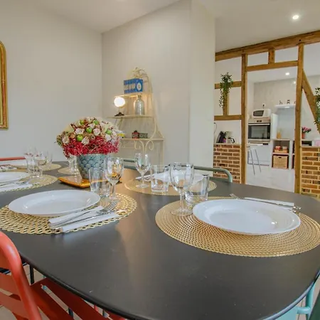 La Petite Maison Dans *